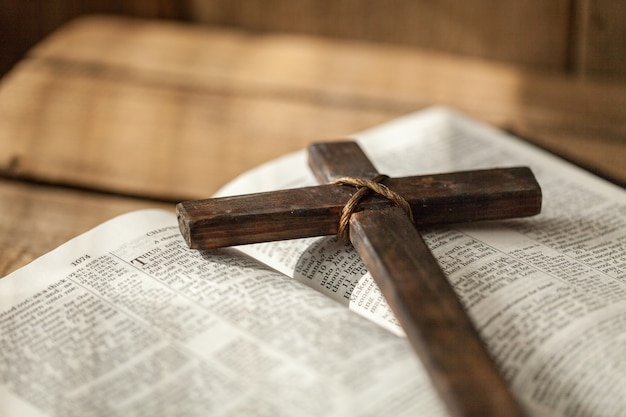 Foto libro della sacra bibbia e croce, vista ravvicinata