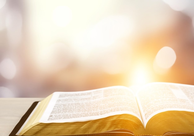 Photo holy bible book on a wooden desk