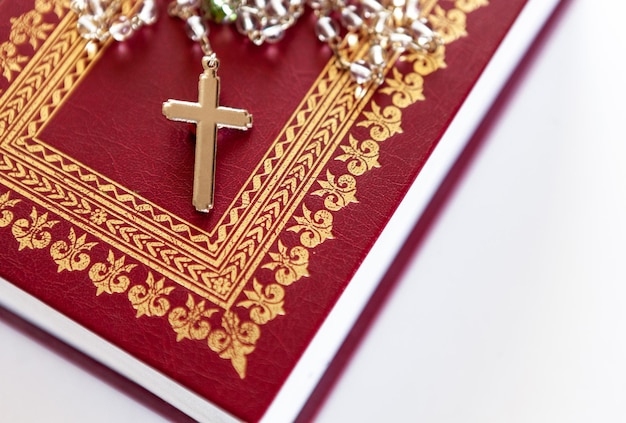 Sacra bibbia e rosario con croce