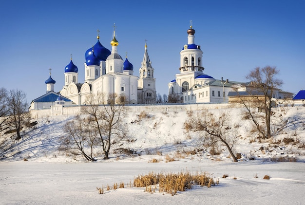 Santo convento bogolyubsky a vladimir in una soleggiata giornata invernale