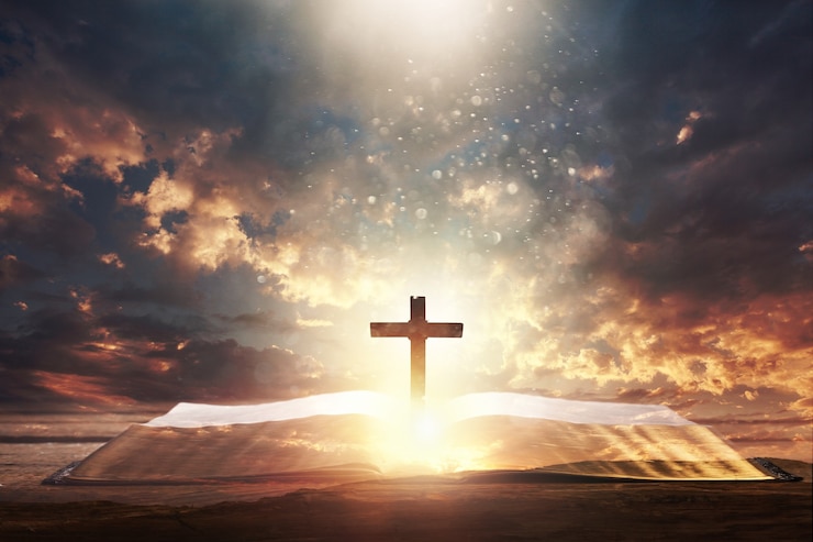 Photo holy concept: silhouette wooden cross on  mountain sunset background
