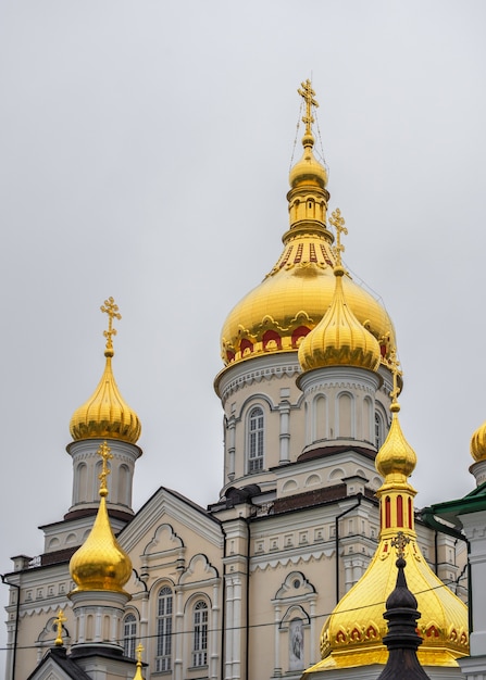 Фото Свято-успенская почаевская лавра в почаеве, украина, пасмурным зимним утром накануне