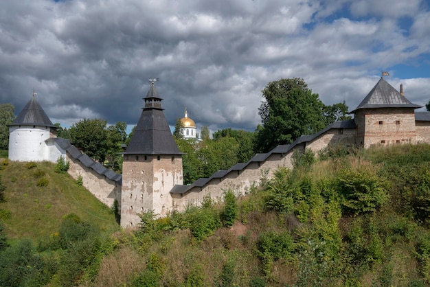 화창한 여름날 Pechory Pskov 지역 러시아의 Holy Dormition PskovPechersk 수도원