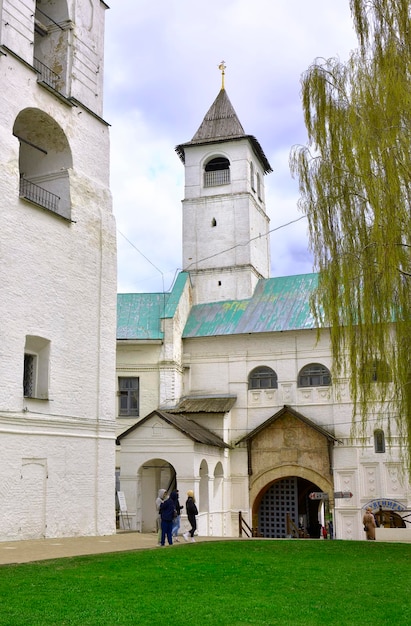 Photo the holy gates of the yaroslavl kremlin