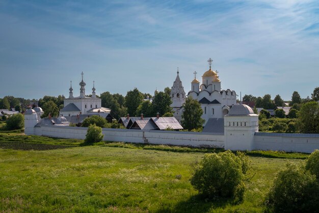 Holy Intercession Pokrovsky Convent op een zonnige zomerdag Suzdal Vladimir regio Rusland