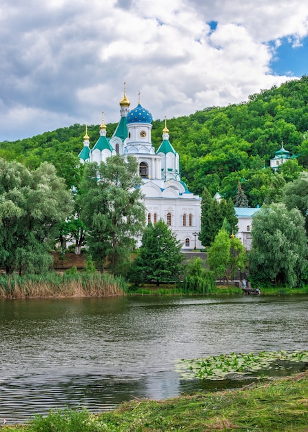 화창한 여름 아침에 Svyatogorsk 또는 Sviatohirsk, 우크라이나의 신성한 Dormition의 신성한 산 Lavra