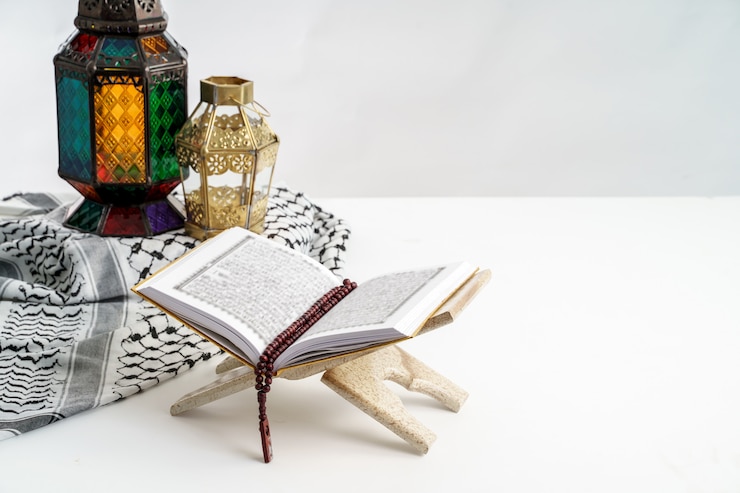 Photo holy quran and arabic lantern on white