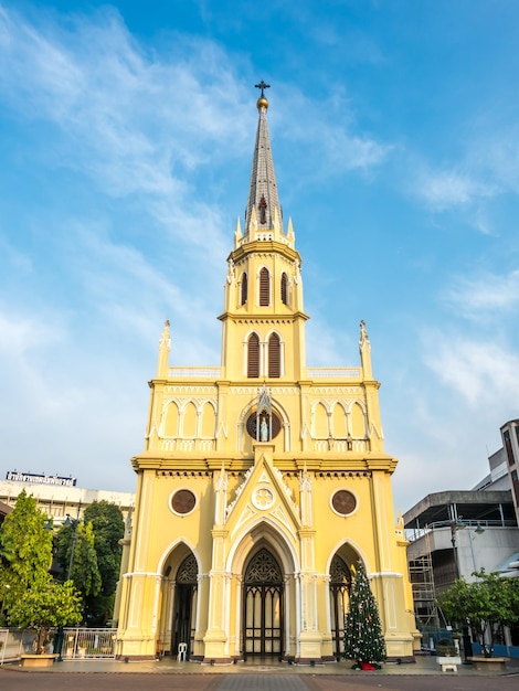 태국 방콕의 흐린 푸른 하늘 아래 거룩한 묵주 교회