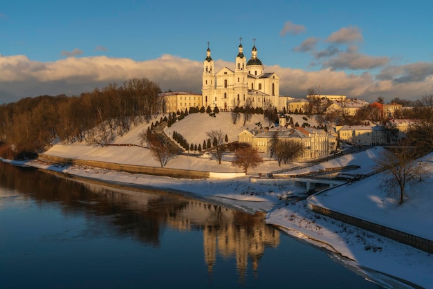 Dvina River VitebskBelarusのほとりにあるHolySpiritsMonasteryとHolyDormitionCathedral