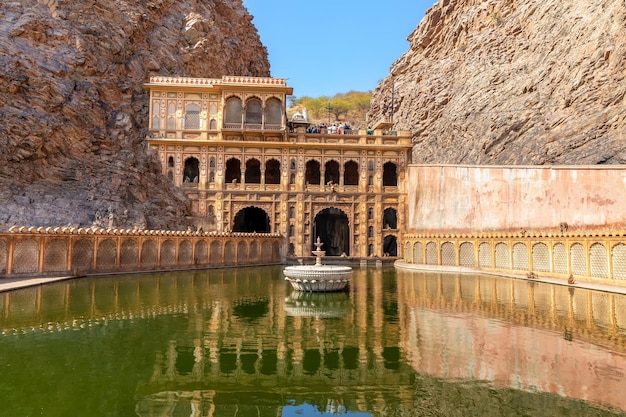 Tempio sacro dell'india noto come tempio delle scimmie a jaipur