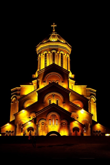 Foto la cattedrale della santissima trinità di tbilisi comunemente conosciuta come sameba in georgia night time