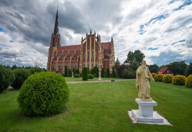 Chiesa cattolica della santissima trinità, villaggio di gervyaty, regione di grodno, belarus