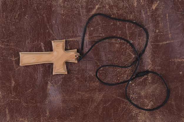 갈색 가죽 배경에 고립 된 거룩한 나무 십자가