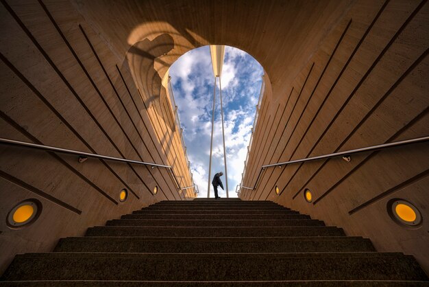 Foto hombre en la salida del tunel