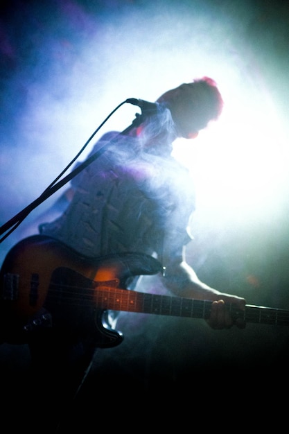 hombre tocando bajo electrico en show