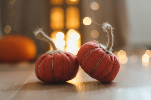 Decorazioni autunnali per la casa con zucche in tessuto accogliente per il ringraziamento e il concetto di halloween