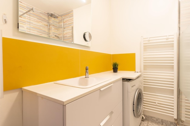 Home badkamer helder nieuw badkamerinterieur met betegelde glazen douche-ijdelheid kast interieur ontworpen wit en geel