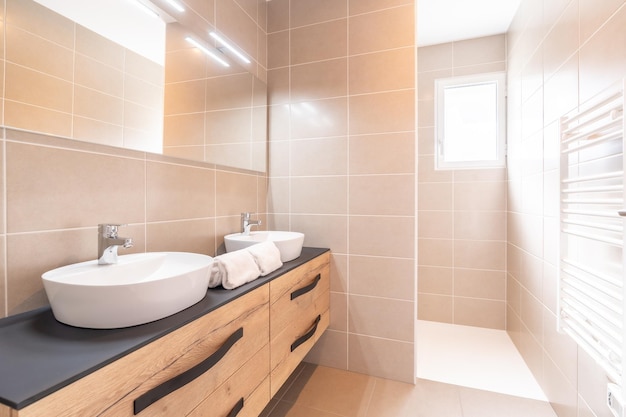 Home badkamer helder nieuw badkamerinterieur met betegelde glazen douche-ijdelheidskast houten ontworpen interieur