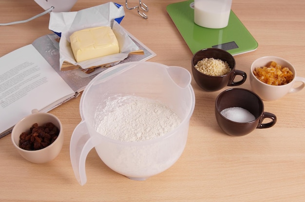 Ингредиенты для домашней выпечки для фруктового хлеба или штоллена на кухонном столе