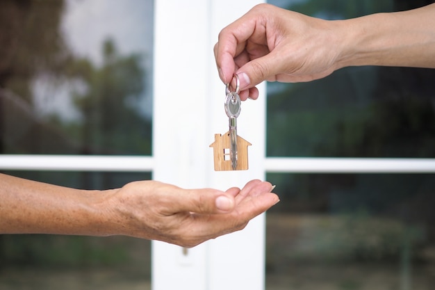 Gli acquirenti domestici stanno portando le chiavi di casa dai venditori