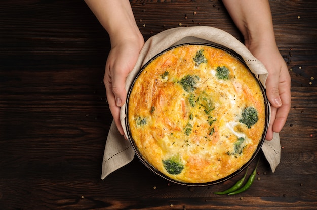 Frittata cucinata a casa su una tavola di legno. vista dall'alto.