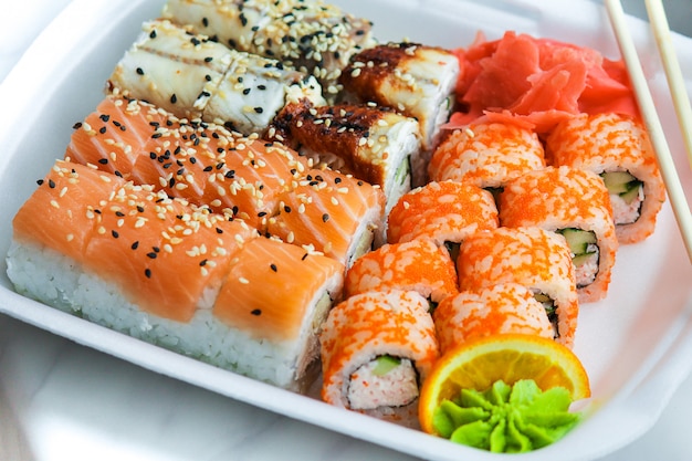 Consegna a domicilio di fast food: sushi con pesce e riso