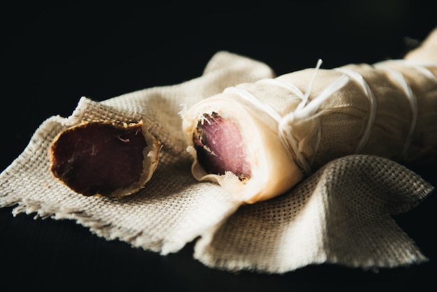 Filetto di maiale secco a casa con erbe e spezie