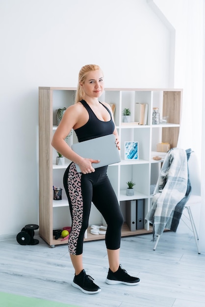 Домашний фитнес спортивная женщина здоровое тело