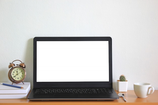 Desktop freelance per la casa con calcolo portatile aperto sul tavolo