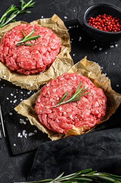 Home Handgemaakt Rundergehakt Steak Burgers. Boeren biologisch vlees. Bovenaanzicht