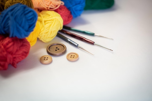 Photo home hobbies cozy knitted sweaters with a ball of yarn in the living room on a wooden background