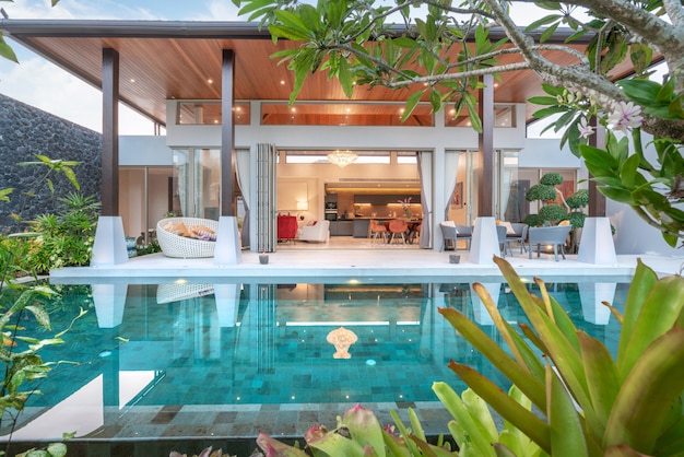 녹색 정원이있는 열대 수영장 빌라를 보여주는 집 또는 집 건물 외관 및 인테리어 디자인