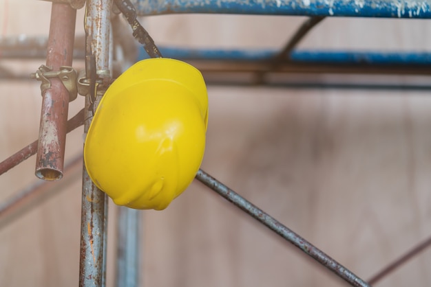 Concetto di idee di miglioramento domestico con il casco giallo nel fondo della costruzione del sito
