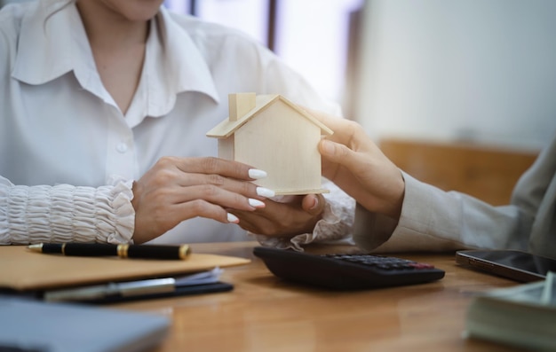 住宅保険と不動産投資の概念承認された物件申請書との契約書に署名した後の新しいクライアント