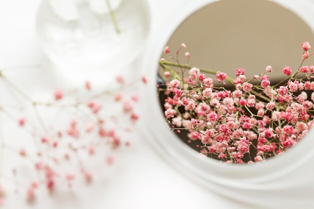 Foto home interieur bloemen decor delicate achtergrond van roze bloemen weerspiegeld in de mirrorwall achtergrond