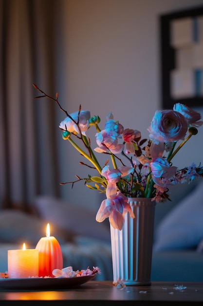 интерьер дома с весенними цветами и горящими свечами