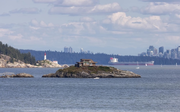 Casa su un'isola con centro città e nave industriale durante le soleggiate giornate estive