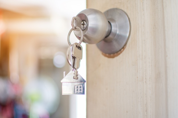 Chiave di casa sulla porta. focalizzazione morbida.