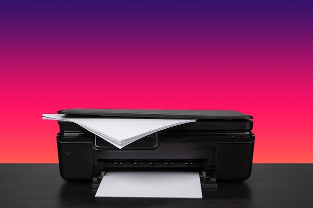 보라색 배경에 대해 책상에 홈 레이저 프린터