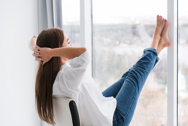 Foto donna di stile di vita domestica che osserva attraverso la finestra