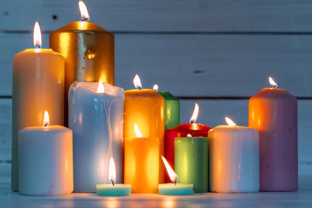 Candele domestiche di illuminazione sulla tavola di legno