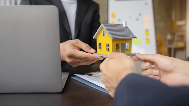 住宅ローン担当者は、住宅ローンの提供と住宅保険に関する承認された住宅ローン申請書と契約不動産に署名した後、顧客に住宅モデルを送信します
