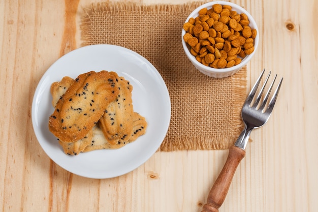 Home maakte een klein zoet koekje met zwarte sesam, meestal rond, plat en knapperig.