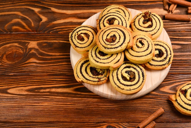 Фото Домашнее печенье с изюмом и маком. место для текста или дизайна.