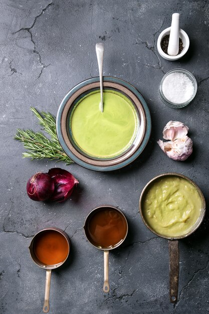 Photo home made broccoli and pea puree soup