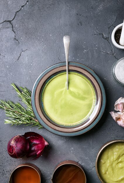 Foto zuppa di purea di broccoli e piselli fatta in casa