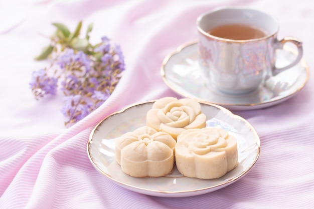 Домашний сырный пирог на винтажной керамической тарелке с горячим чаем на сладких розовых тонах