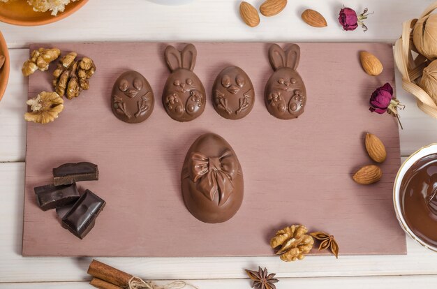 Foto uova di pasqua di cioccolato fatte in casa a forma di coniglio e pollo, preparate per la pasqua.