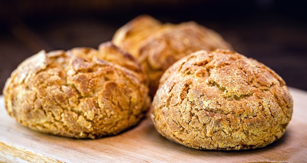 Домашний хлеб из кукурузной муки, домашний рецепт. Мука производится из кукурузы и пшеницы или ржи, а также дрожжей.