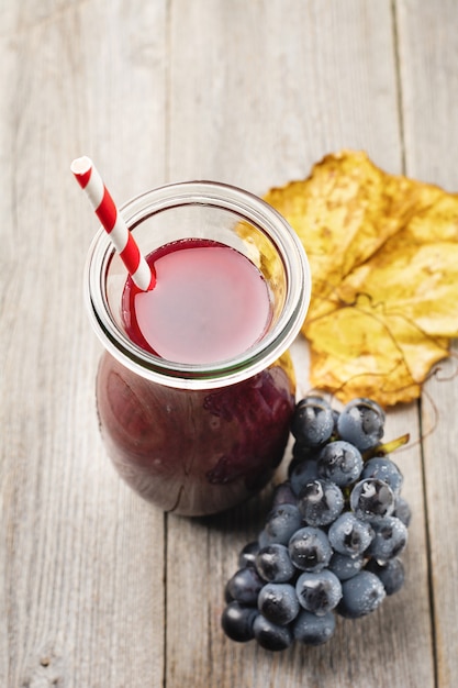 Fatti in casa succhi freschi frullato bottiglie di vetro frutta bacche uva vitamine dieta sana